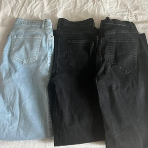 Madlady jeans  - Alla jeans är från madlady, de blåa är storlek 40-L30 passar mig som har 38 , svarta 38-L32 och de gråsvarta 36/38 alla är oanvända, några har till o med lappar kvar. 250kr/st nypris 599kr/st