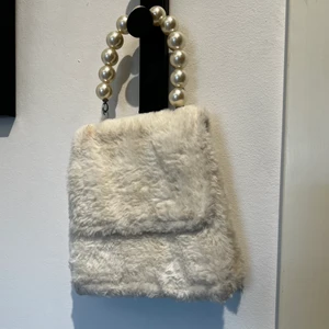 Väska - Väskan med fina pärldetalijer, köpt på Nelly om jag inte minns fel. Den är sparsamt använd men är lite smutsig (se bild ovan).   Köparen står för frakten