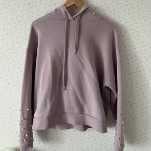 Tröja  - Huvtröja med pärlor, använd rätt mycket. 