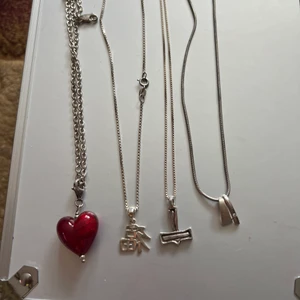 Äkta silver halsband med hänge  - Jätte snygga halsband med hänge. Alla är äkta silver. Mycket fint skick. 40-50cm pris 200-250kr ’mm 16kr frakt 