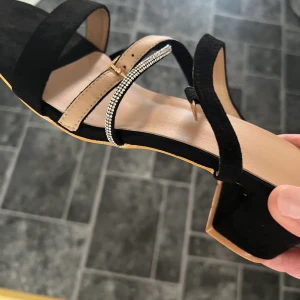 Skor - Två par Nya o kartong stl 39 för ja har 39 men står 41. Råkade beställa tre par. Finns  i ullstämma Linköping men kan fraktas mot kostnad 