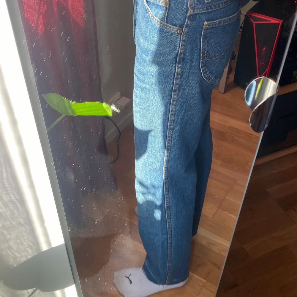 skitsnygga jeans från lee som tyvärr blivit för små för mig :( man ser inte storleken men skulle säga 28/30 ungefär! kan skicka mått :)). Farkut & Housut.