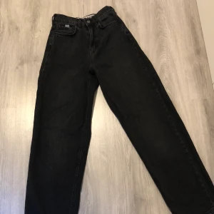 Jeans från carlings  - Säljer mina fina jeans från carlings då de tyvärr har blivit för små för mig. Färgen är lite urtvättad så lite mer åt de grå hållet. Köpta för 600kr  Frakt: 66kr tryck inte på köp nu💕💕
