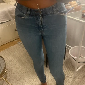 Jeans - Säljer dom här snygga jeansen då jag inte använder dom. Hör av dig vid intresse 