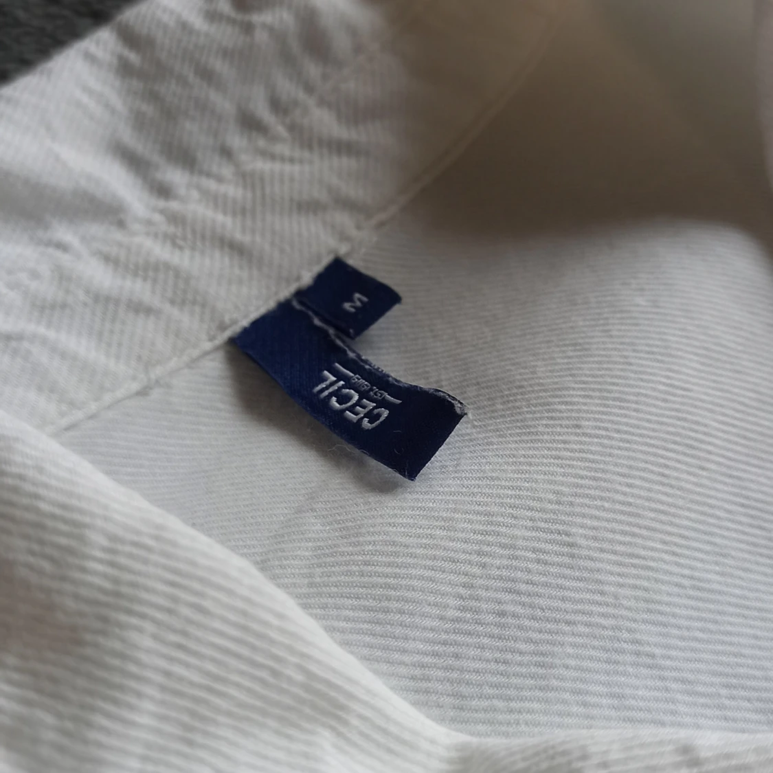 Vacker vit, modern blus/skjorta. Stryks och tvättas innan leverans! - 91