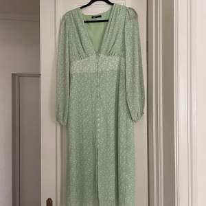 Säljer min klänning ifrån Gina Tricot i storlek 42 för 350 kr. Aldrig använd då den är för liten för mig 💚