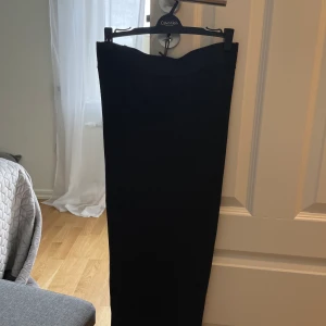 Långkjol  - Svart långkjol från lindex. 