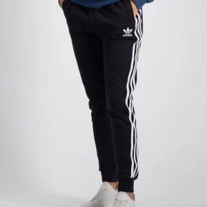 Adidas byxor  - Svarta adidas byxor från kidsbrandstore Aldrig använda, storlek 12 år