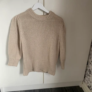 Stickad tröja - Stickad tröja från nakd. Säljer för 200kr + frakt,  sparsamt använd. 