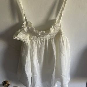 Jättefin blus topp🫶🏼 - Så himla fin topp! Gräddvit färg med volanger upptill och perfekt då den har ett underkänns under!💗 nypris: 400kr mitt pris:250kr