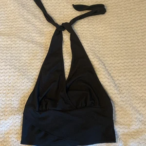 Knyt-topp!! - Oanvänd topp som man knyter. Öppen rygg o kort, lite som en magtröja… Älskar, men tyvärr för liten. Passar en person med strl medium/large. ❤️❤️