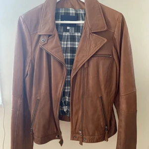 Mjuk lätt fodrad skinnjacka  - En klassisk skinnjacka. Mjuk och bekväm med lätt foder.  Storlek 42 men ganska liten i storleken, mer som 40. 