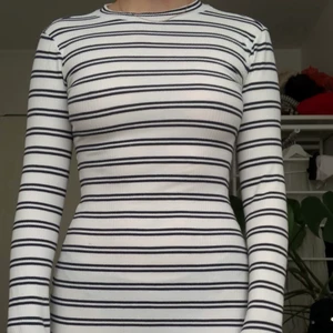Klänning - Tajt minidress köpt på BikBok för länge sen. Marinblå tänder. Ribbad. Mycket sparsamt använd.