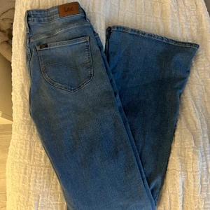 Lee Jeans - LEE BREESE BOOT jeans 💙 Strl: W30, L33. Sitter bra på mig som vanligtvis har S/M. Väldigt fint skick! Betalning sker endast via swish!! 