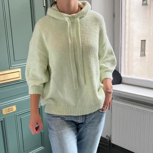 Mintgrön hm hoodie!!! - Säljer denna så fina mintgröna hoodie från hm men med korta ärmar vilket gör den så sjukt snygg!!! Jättefint skick endast använd när bilden togs❤️