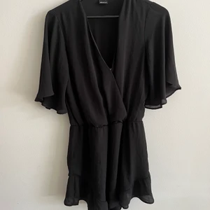 Byxdress, Gina Tricot  - En svart byxdress med volanger nedtill från Gina Tricot i stl 36. Fint skick✨. 