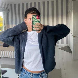 Stickad Kashmir kofta - Säljer min zip hoodie som är i kashmir från H&Ms premium selection. Stolek S men skulle säga att den passar allt från XS- L beroende på hur den ska sitta. Dyrbart använd med inga defekter och är köpt för cirka 1500kr, finns kvar - köp direkt för 700kr 💕💕