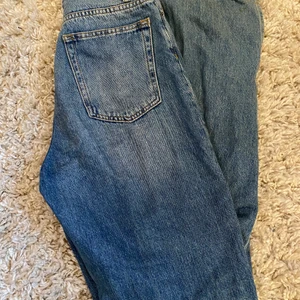 Jeans från Nelly  - Blåa jeans från Nelly.com De är uppsydda för mig som är 163 men har blivit försmå så de kommer inte till användning längre. Storlek 32. Jättesköna och stretchiga