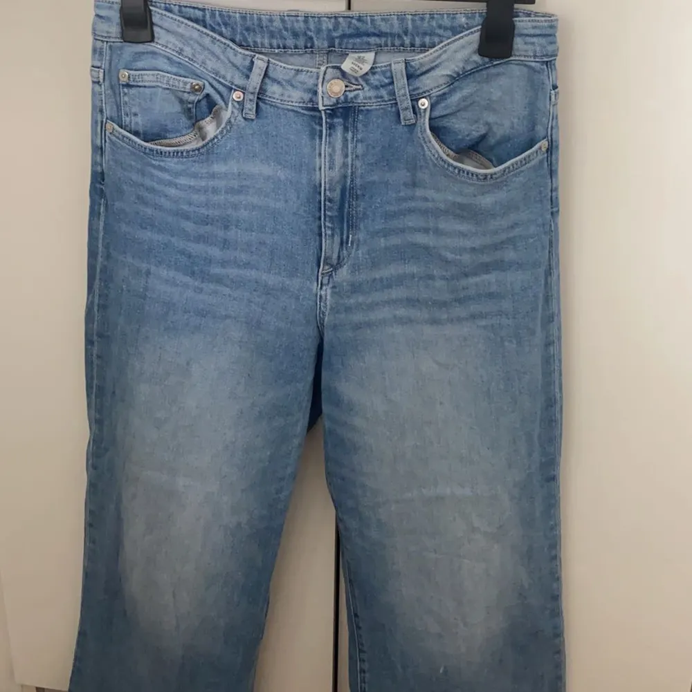 Vida jeans från H&M. Korta på mig som är 168. Säljer pågrund av att jag inte använder dem. 💗💗. Jeans & Byxor.