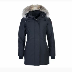 Canada goose vinter jacka  - Köpt förra vintern. Använd ett par gånger, fortfarande i bra stick. Tyvärr Den har blivit för lite för mig dock. 