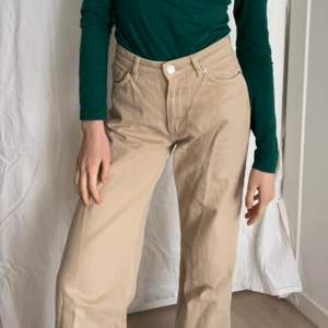 Yoko jeans från Monki i storlek 26, passar XS-S. Väldigt fint skick och vida i benen. 150kr + frakt 📦💚
