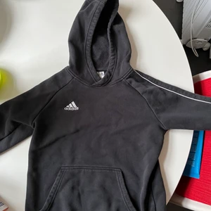 Adidaströja XS - Svart o vit adidaströja i barnstorlek M, men passar damstorlek XS