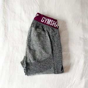 Gymshark flex tights - Flex tights från gymshark, sitter så snyggt på! Väl bevarade och fortfarande i fint skick! ❣️ frakt på 29kr tillkommer 📦