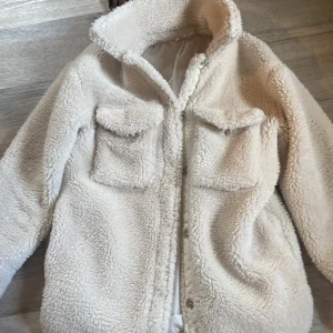 Nästan som ny  - En vit fluff jacka storlek 152, från H&M har använt en vinter inte smutsig eller slitten någon stanns. Ny pris är 499 säljer för 100, Är för barn som har storleken 152 eller mindre