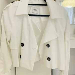 CHIQUELLE JACKA - Använd 3 gånger. Precis som ny den är i   väldig bra skick. Passar till allt. Använder den inte längre så den ligger bara i garderoben och tar plats. Hoppas ni är intresserade :) 