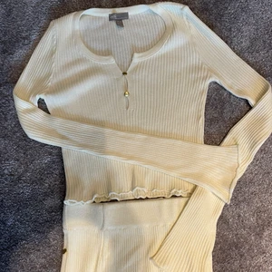 Set - Set med tröja och kjol. Slits på sidan av kjolen. Storlek 36/S. Frakt ingår ej i priset💛