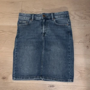 Jeanskjol - Jeanskjol från Vero Moda i storlek M! Använd nån gång och är i nyskick!💕