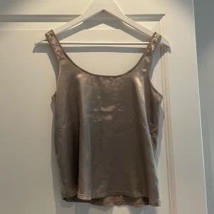 Linne - Linne i satin. Storlek S. Frakt ingår ej i priset💖