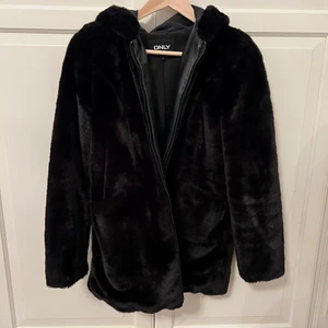 Pälsjacka  - Säljer denna mysiga pälsjackan med luva som jag fick i present. Aldrig använt. Storlek XS men passar även S.  💘 Kan fraktas men samt mötas upp 🫶🏼 pris kan diskuteras vid snabbaffär 💖