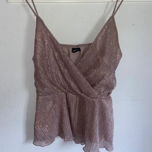 Linne  - Ett jätte fint linne från Gina i stl: S Använd ett fåtalls gånger men säljer pågrund av att den är för stor för mig. 90kr (frakten ingår i de priset)