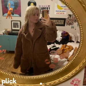 Monki - Mysig lurig jacka. Jätte varm och skön! Passar jätte bra som höst och vinter jacka. Skriv privat för fler bilder/frågor. Köparen står för frakten!💕