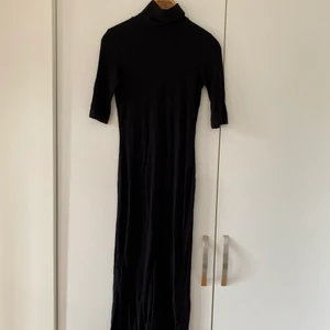 Svart höstklänning - Svart höstklänning i storlek xs från h&m. Polokrage & t-stort ärm, samt slits.  Frakten ingår i priset på 160 kr.