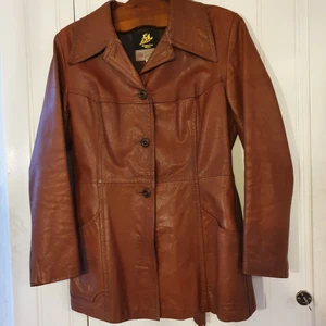 Skinnjacka Brun Storlek 42 - Äkta läderjacka i en varm och höstig brun ton. Den här jackan vill jag knappt sälja för den är så unik och cool. Den lyfter hela outfiten och är ett kvalitétsplagg. Mer eller mindre inget slitage invändigt eller utvändigt.