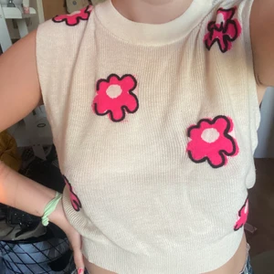 fin topp - jättefin stickad topp. aldrig använd. jätteskönt material. bara vit på baksidan. storlek M men passar xs-m 🙏🏼