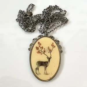 Halsband med rådjur i vintagestuk - Halsband i vintage-/retrostuk med lång kedja och berlock med rådjur. Köpt för >10 år sedan någonstans i Nederländerna. Använt men fortfarande fint! Frakt tillkommer. 