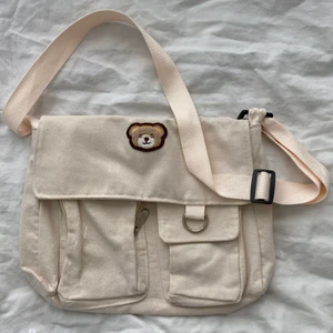 Skolväska  - Söt axelremsväska i nyskick. Går att justera längd. Jättebra innerfack osv. 