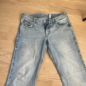 weekday jeans  - Säljer mina weekday jeans som är i storlek w27/30L dom passar i längden och midjan  för mig som är 157cm lång. Dom är som nya🙌🏼