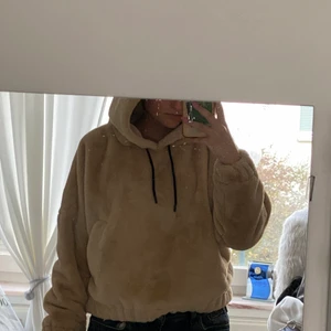 Fluffig hoodie - Super mysig fluffig hoodie från Zara! Aningen croppad i modellen. Justerbar midja. Jätte härlig och stor luva. Passar XS och en liten S. Aldrig använd!!