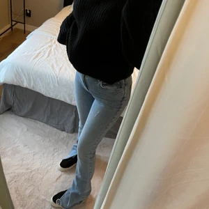 Jeans  - Ljus blåa jeans med slits ifrån Zara som jag köpte förra året använda ett fåtal gånger. Nypris 399kr💙💙