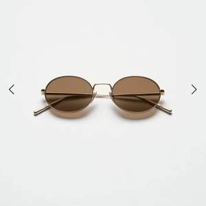 Nya solglasögon från CHIMI. Modell ”Oval Brown” med tonat glas i brunt och guldaktiga bågar. Inköpta för 1400kr i maj men har inte kommit till användning. Nyskick. Levereras med fodral och kartong.   Pris vid frakt: + 50kr  Tillägg vid spårbart 