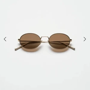 Solglasögon CHIMI, nyskick  - Nya solglasögon från CHIMI. Modell ”Oval Brown” med tonat glas i brunt och guldaktiga bågar. Inköpta för 1400kr i maj men har inte kommit till användning. Nyskick. Levereras med fodral och kartong.   Pris vid frakt: + 50kr  Tillägg vid spårbart 