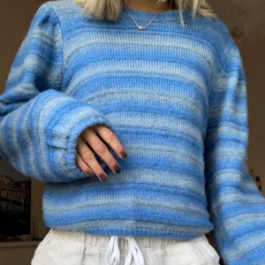 Stickad tröja  - Stickad tröja från Lindex. Storlek M, men liten i storleken så passar mig som vanligtvis brukar ha XS/S, jag är ca 163cm lång som referens. Aldrig använd så den är som ny! Jag säljer för 150kr + frakt😊