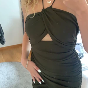 Klänning från Zara - Superfin klänning från Zara som är slutsåld. Endast använd en gång. Skriv för fler bilder. Köparen står för frakten💕
