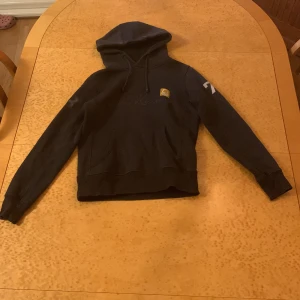 Varm tröja. - Snöret har knutar för metall grejen gick av.