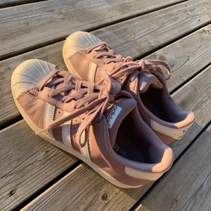 Adidas Superstar  - Adidas Superstar som är köpta i New York, tyvärr blivit för små för mig. Dem är i storlek 36 men känns mer som en 37:a. Dem är mer lila i verkligheten än på bilderna pga de varma ljuset från solen. I väldigt gott skick!! 💜 skriv för mer info!! 400 kr 💝