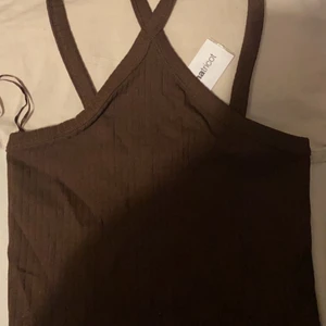 Brun topp - Jättefin brun topp med kors vid halsen. Oanvänd med prislapp från ginatricot💓